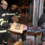 La Unidad Militar de Emergencias repartió comida y mantas a las personas atrapadas en el aeropuerto de Barajas por la «huelga salvaje»