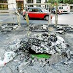 Contenedores quemados en la calle Isabel la Católica