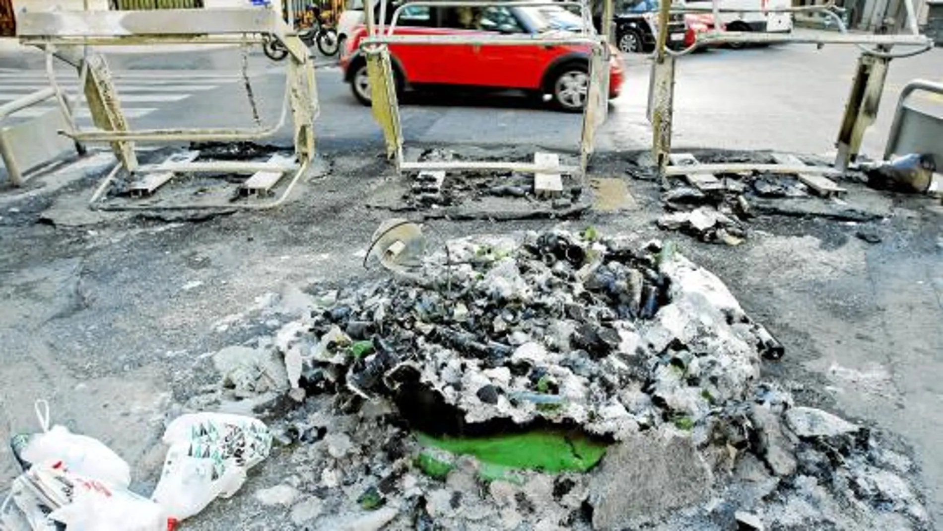 Contenedores quemados en la calle Isabel la Católica