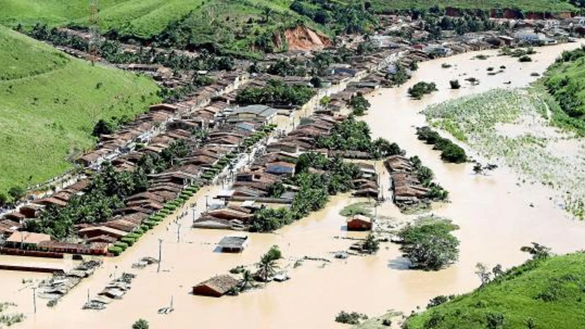 Centenares de casas quedaron sumergidas bajo las aguas en las regiones de Alagoas y Pernambuco