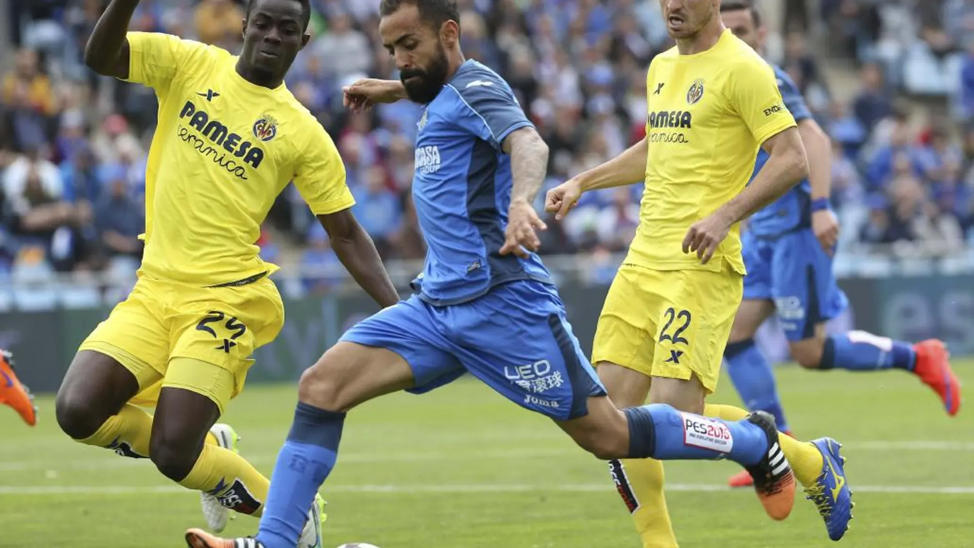 El jugador del Getafe Diego Castro (c) avanza con el balón ante la defensa de Bailly (i) y Rukavina, del Villarreal