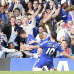 Hazard acerca al Chelsea al título