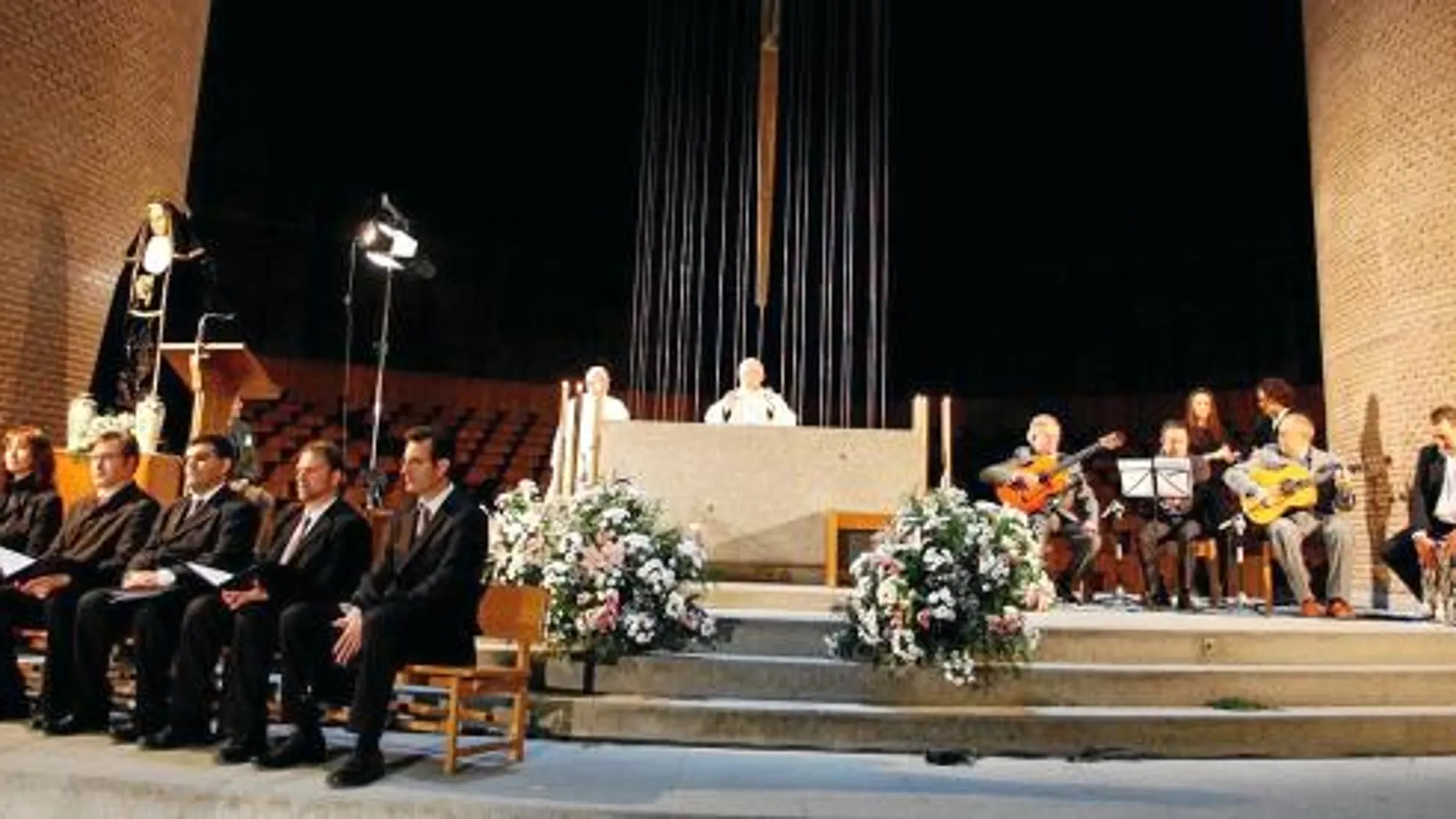 El propio sacerdote que ofició la ceremonia, el padre Bartolomé Rizo, fue el encargado de cantar la misa flamenca