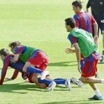 Piqué disputa la llegada a un balón con Puyol durante un entrenamiento del equipo de Guardiola