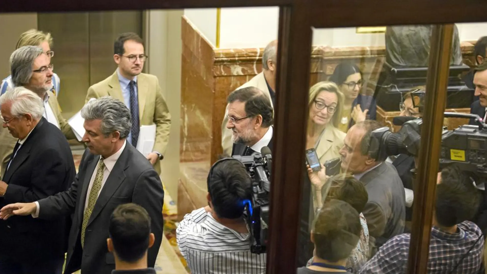 El presidente del Gobierno, Mariano Rajoy, ayer en los pasillos del Congreso