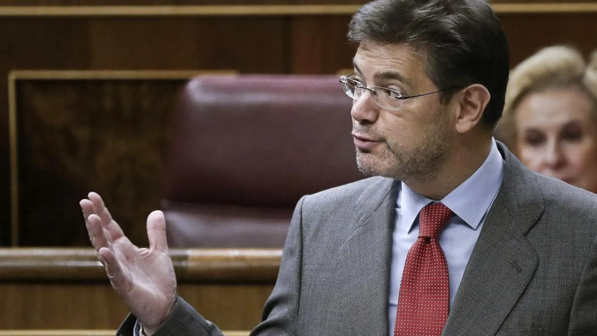El ministro de Justicia, Rafael Catalá, durante su intervención en el pleno celebrado hoy en el Congreso de los Diputados.