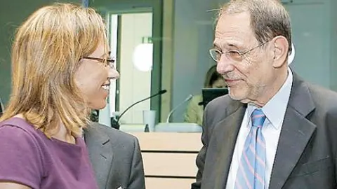 Chacón culpa a la «crisis» de la salida de dos aliados del cuartel de la OTAN en Rota