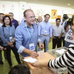 El candidato del PP a la Presidencia de la Junta de Extremadura, José Antonio Monago, ha ejercido su derecho al voto en el colegio público Las Vaguadas