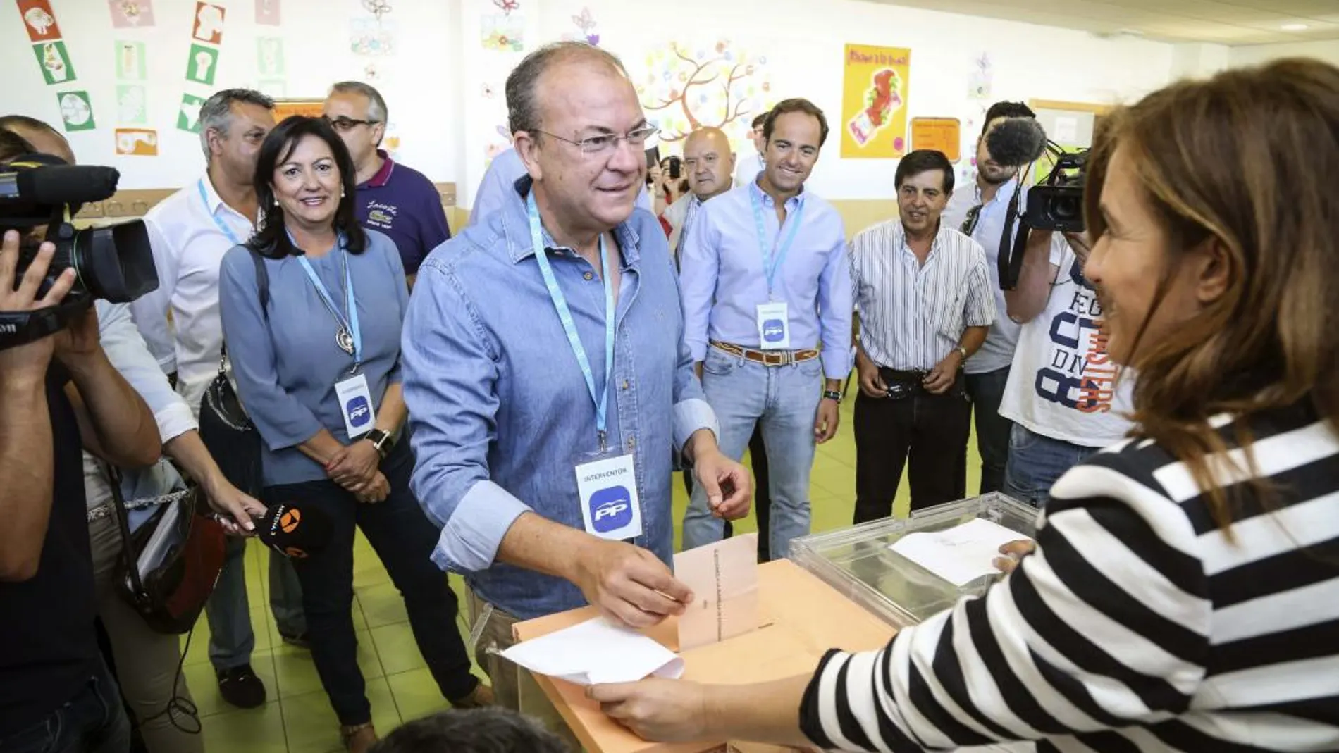El candidato del PP a la Presidencia de la Junta de Extremadura, José Antonio Monago, ha ejercido su derecho al voto en el colegio público Las Vaguadas
