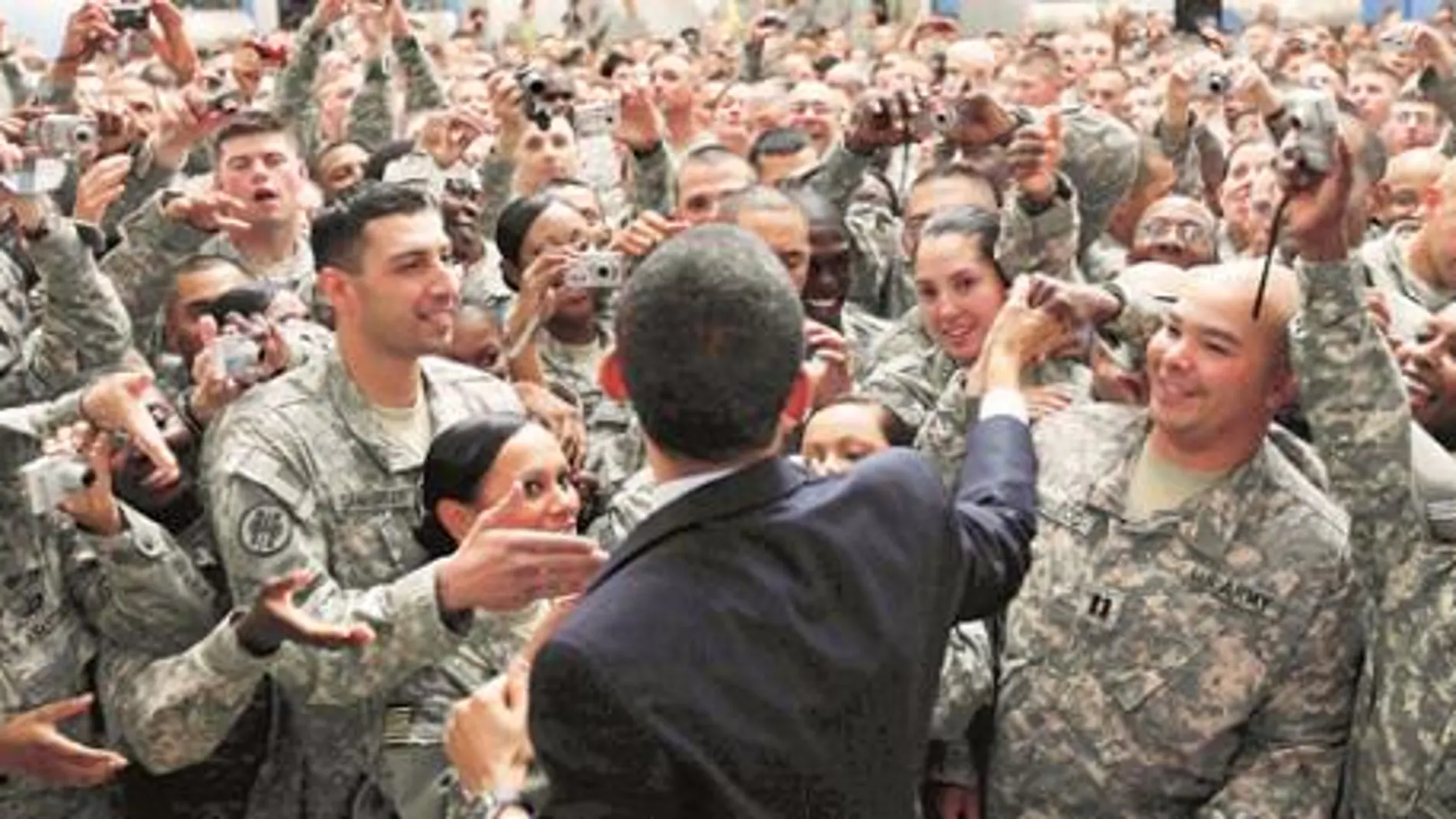 Barack Obama desata la euforia de los soldados en su visita sorpresa a Irak