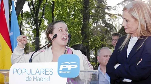 Tanto Aguirre como Cifuentes (en la imagen) cedieron el atril de su mitin en Villaverde a la plataforma antidesahucios