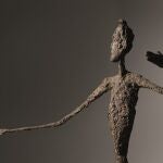Fotografía cedida hoy, domingo 3 de mayo de 2015, de la obra "L'homme au doigt", escultura en bronce de Alberto Giacometti.