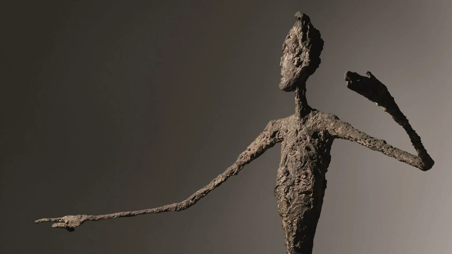 Fotografía cedida hoy, domingo 3 de mayo de 2015, de la obra "L'homme au doigt", escultura en bronce de Alberto Giacometti.