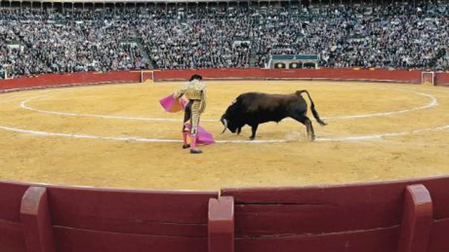 Enrique Ponce torea a la verónica, ayer, en la Feria de Fallas de Valencia