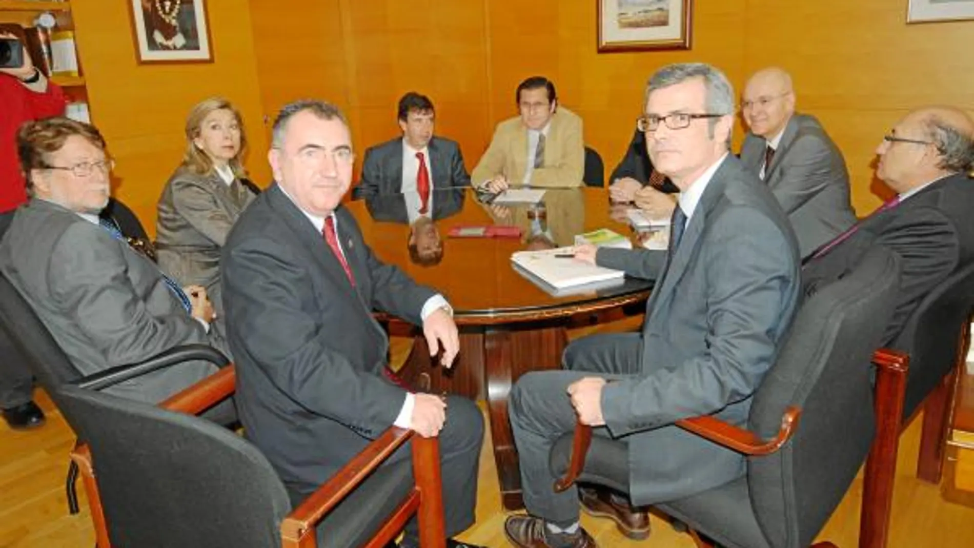 El consejero de Justicia, Manuel Campos, y el presidente del TSJRM, Juan Martínez Moya, durante el encuentro mantenido ayer en el Palacio de Justicia