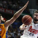 El base del Real Madrid Sergio Llull (d) recibe un pase ante el pívot del Valencia Basket Bojan Dubljevic