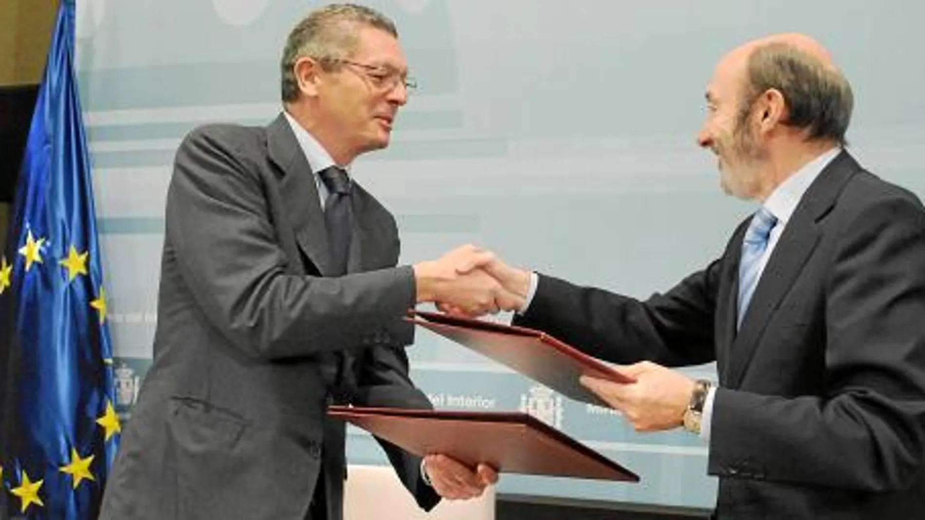 Rubalcaba y Gallardón destacaron ayer, tras la firma del convenio, la colaboración entre Cuerpos de Seguridad