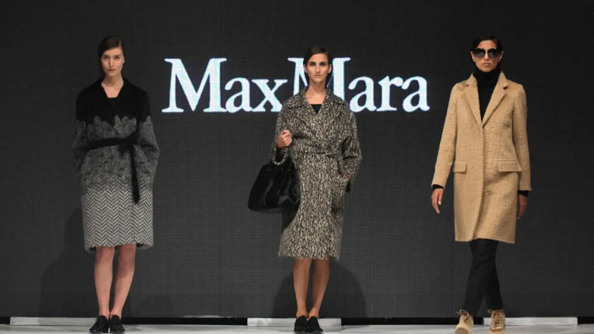 Modelos lucen en pasarela creaciones de la firma italiana Max Mara, que presenta una muestra de sus diseños elaborados en fibra de alpaca.