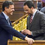 El líder de los socialistas, Pedro Sánchez, y el portavoz en la Cámara Baja, Antonio Hernando, ayer, en el Congreso de los Diputados.