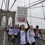 Manifestación sobre el puente de Brooklyn