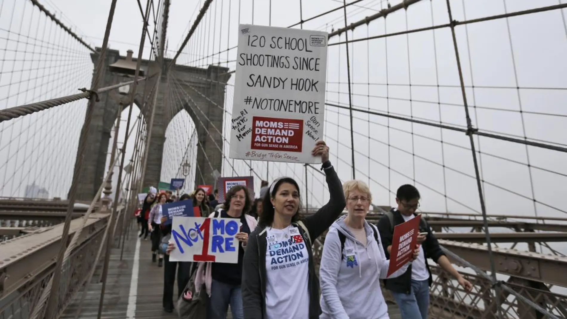 Manifestación sobre el puente de Brooklyn