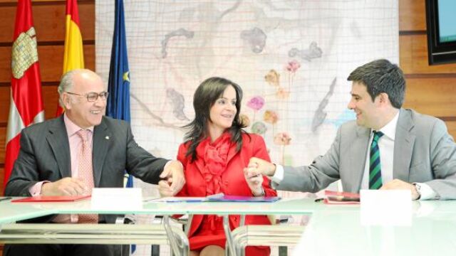 La consejera Silvia Clemente, el director de Cajamar, Javier Ramírez, y el responsable del Itacyl, Jesús Gómez Saiz, estrechan lazos de unión