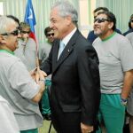 El presidente Piñera saluda al minero Omar Reygadas junto al resto del grupo en el hospital de Copiapó, ayer