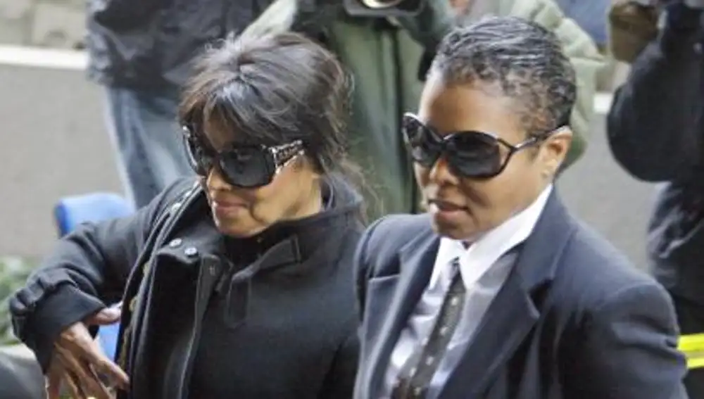 Rebbie (izq.) y Janet, hermanas de Michael Jackson, a la llegada hoy al tribunal