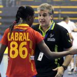 El seleccionador de balonmano femenino de España, Jorge Dueñas, da instrucciones a la jugadora Alexandrina Cabral