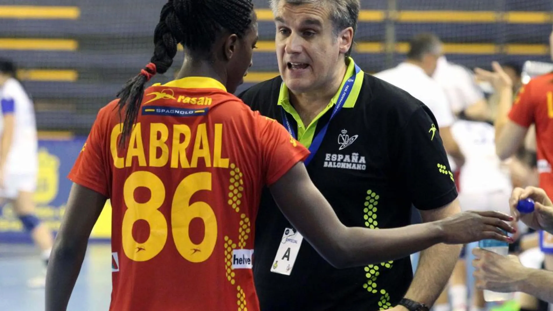 El seleccionador de balonmano femenino de España, Jorge Dueñas, da instrucciones a la jugadora Alexandrina Cabral