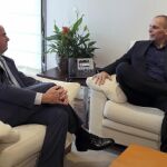 El ministro de Finanzas griego, Yanis Varufakis, con el ministro de Economía, Luis de Guindos