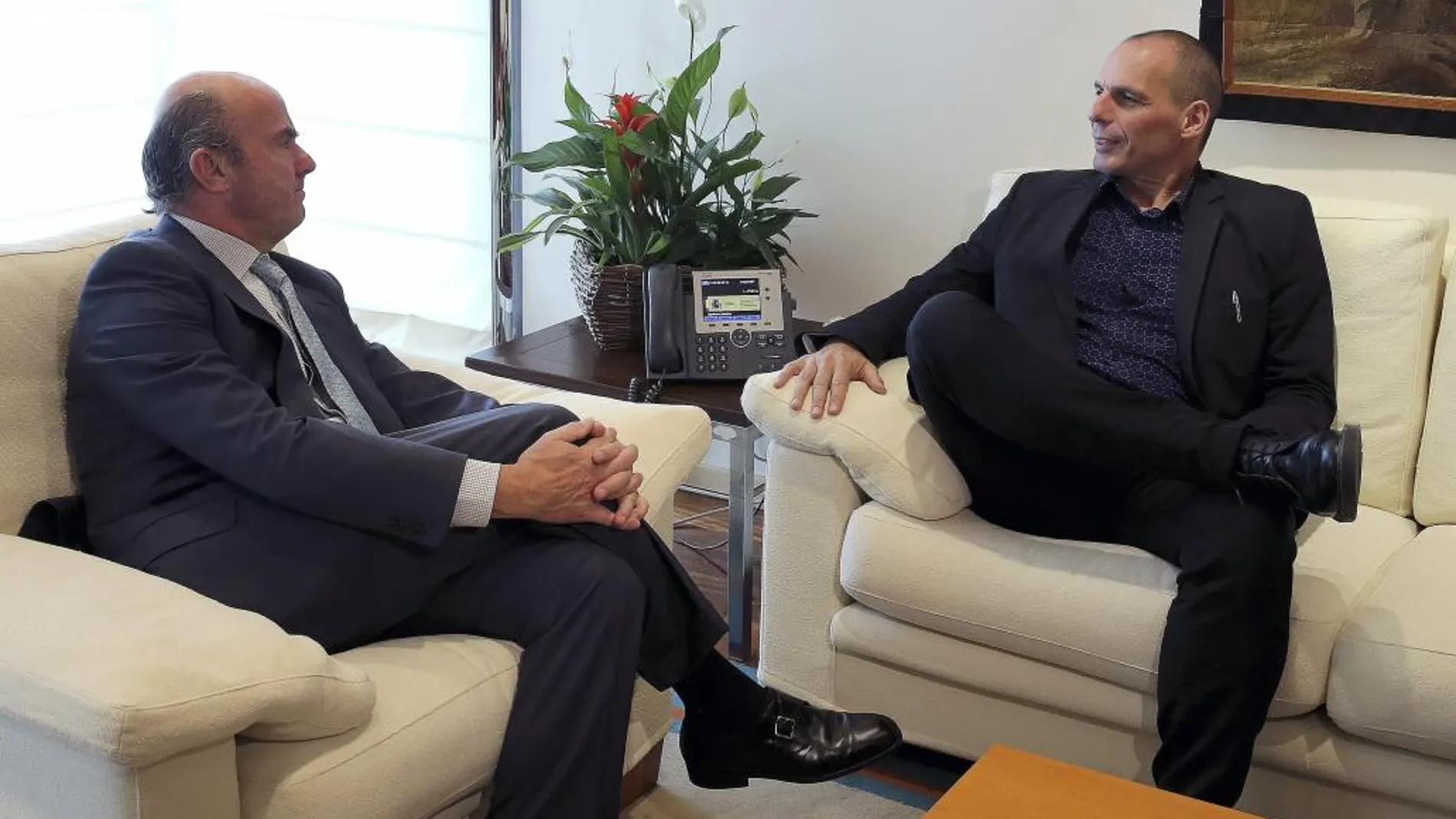 El ministro de Finanzas griego, Yanis Varufakis, con el ministro de Economía, Luis de Guindos
