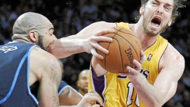 Gasol lucha con Carlos Boozer, que se lleva un codazo en la cara del jugador español