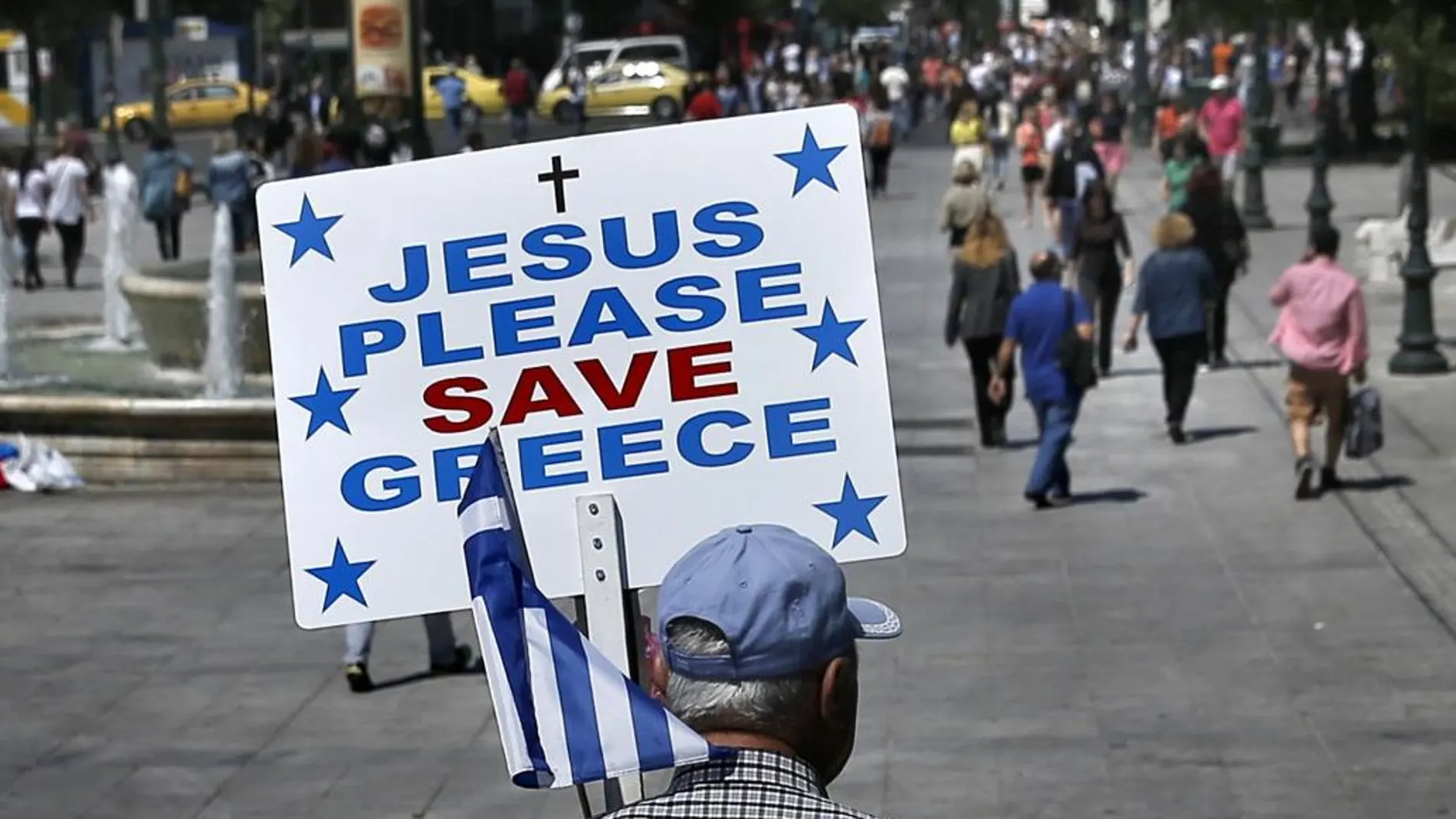 Un hombre se manifiesta por el futuro de Grecia, ayer, en Atenas