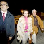 En la imagen, el ex dirigente de CiU, Macià Alavedra, junto a su esposa, Doris Malfeito, a la salida de la cárcel de Brians 2, el pasado diciembre