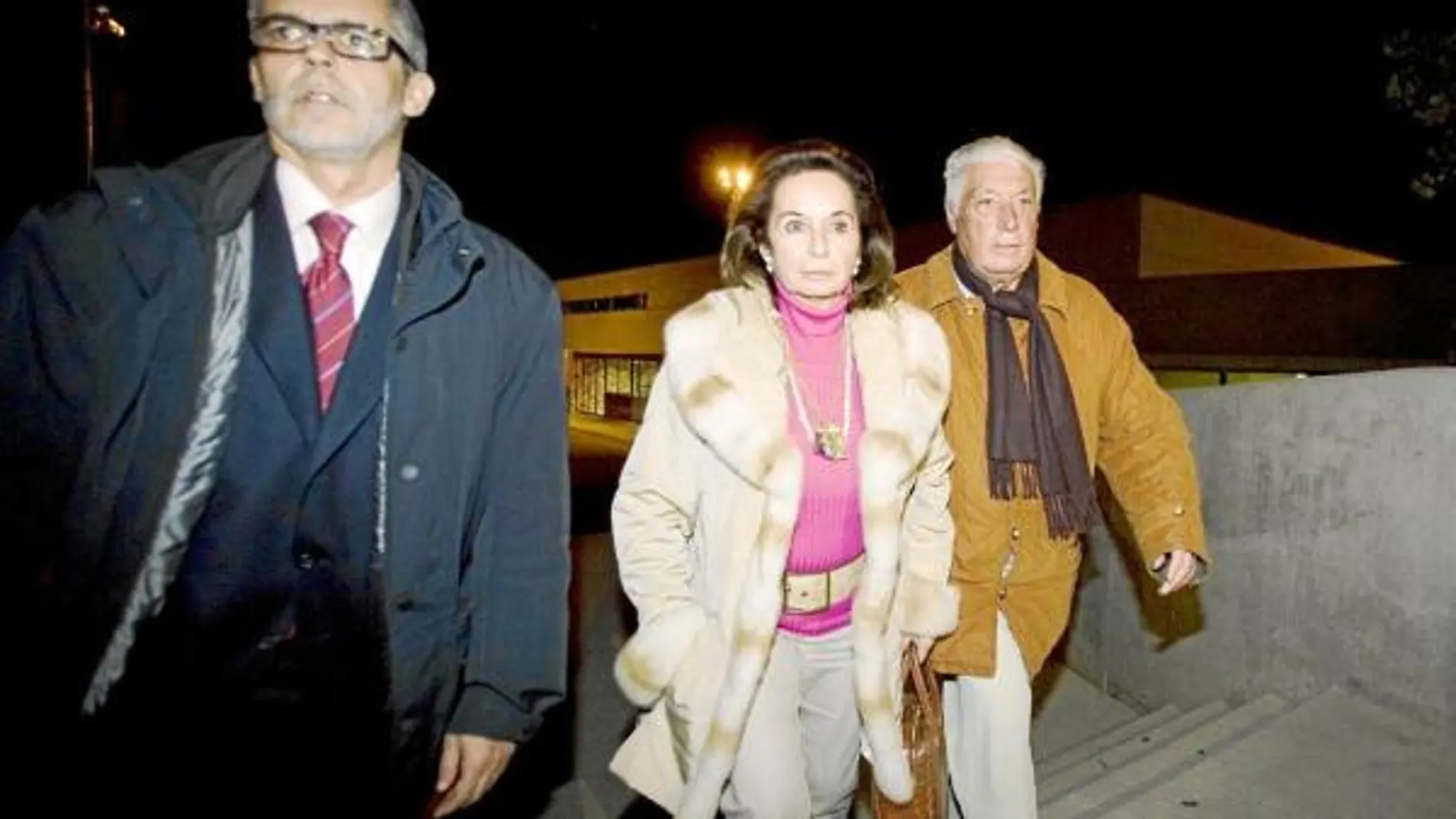 En la imagen, el ex dirigente de CiU, Macià Alavedra, junto a su esposa, Doris Malfeito, a la salida de la cárcel de Brians 2, el pasado diciembre