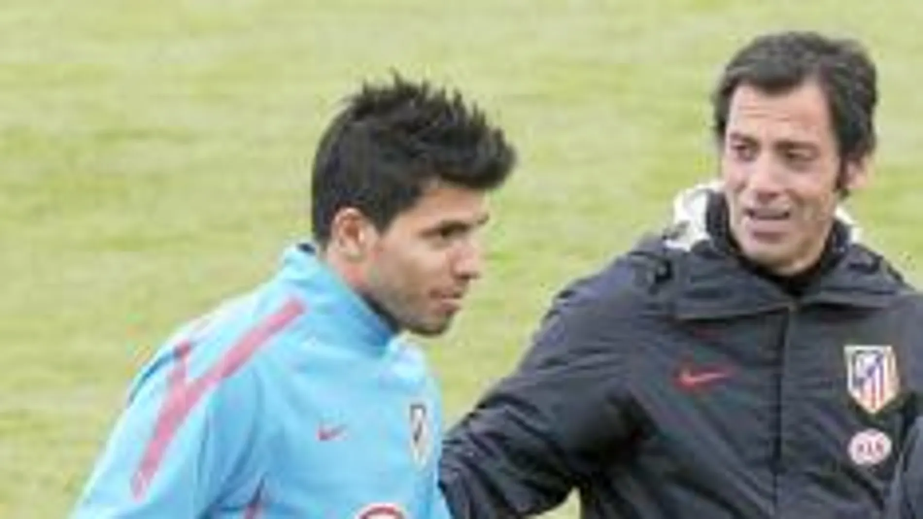 Agüero, junto a su entrenador, Quique Sánchez Flores, durante el entrenamiento de ayer