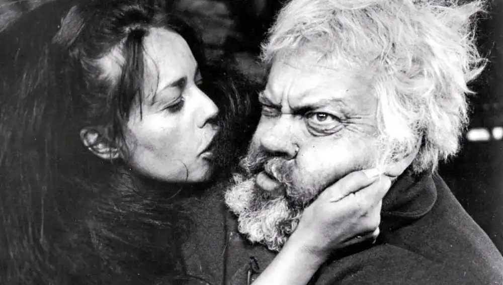 Jeanne Moureau (aquí, junto a Welles) fue la protagonista femenina de la película. Pero toda la cinta es una celebración del carácter socarrón y disperso de Falstaff, personaje shakespeariano interpretado por Orson. Al lado, el cartel promocional
