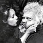 Jeanne Moureau (aquí, junto a Welles) fue la protagonista femenina de la película. Pero toda la cinta es una celebración del carácter socarrón y disperso de Falstaff, personaje shakespeariano interpretado por Orson. Al lado, el cartel promocional