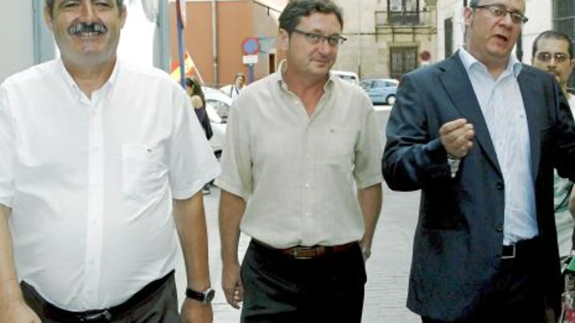 Los concejales de Orihuela, José Antonio Rodríguez Murcia, Ginés Sánchez y Antonio Abadía, ayer, a su salida del juzgado