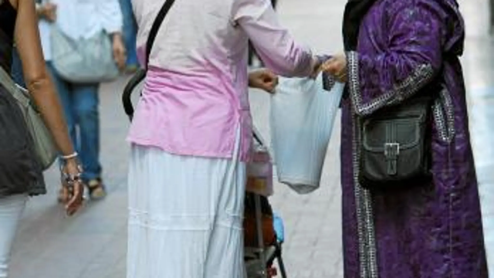Dos mujeres musulmanas pasean por Reus, ciudad que, como Girona y Esplugues, ha decidido no vetar el burla ni el niqab