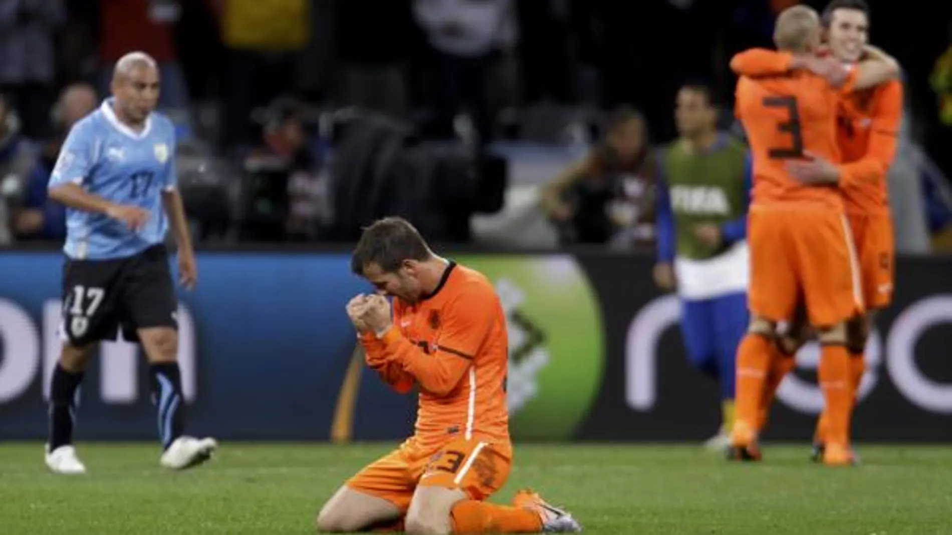 Van der Vaart celebra la victoria de Holanda ante Uruguay