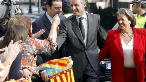 Camps llega al tribunal entre vítores e insultos