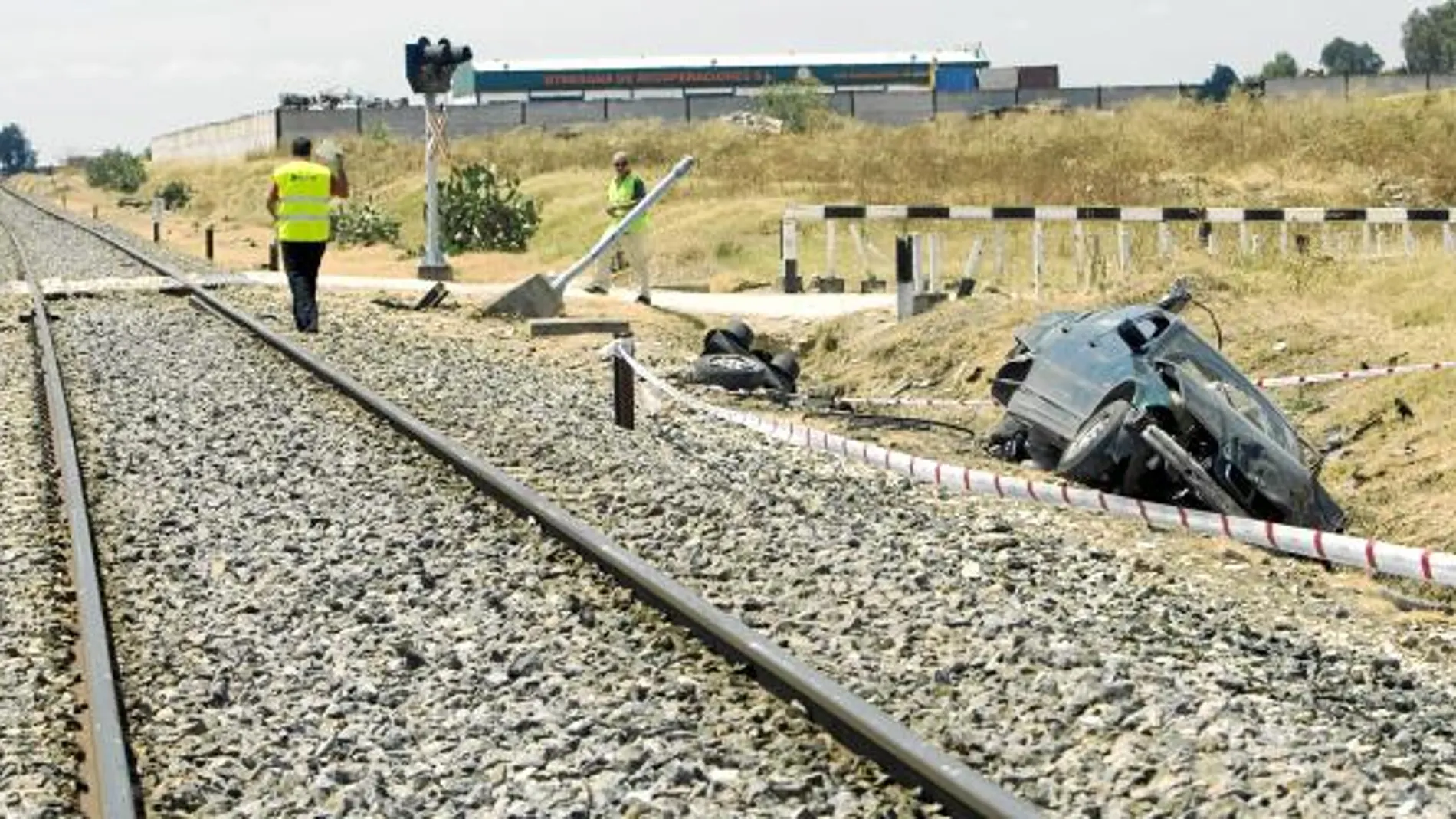 El paso a nivel y el tren afectado por el accidente sufrieron daños de consideración