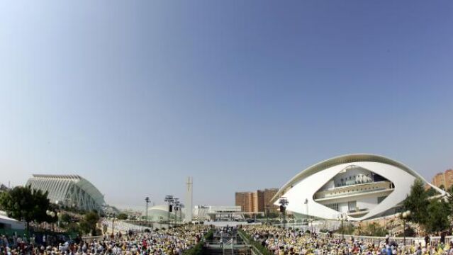 Vista general de la misa multitudinaria celebrada por el Papa en su viaje a Valencia para presidir la V Jornada Mundial de las Familias