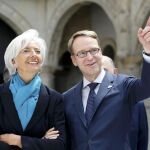 La directora gerente del FMI, Christine Lagarde (izda), y el presidente del Bundesbank, Jens Weidmann, en la reunión del G7 en Dresde (Alemania) hoy.