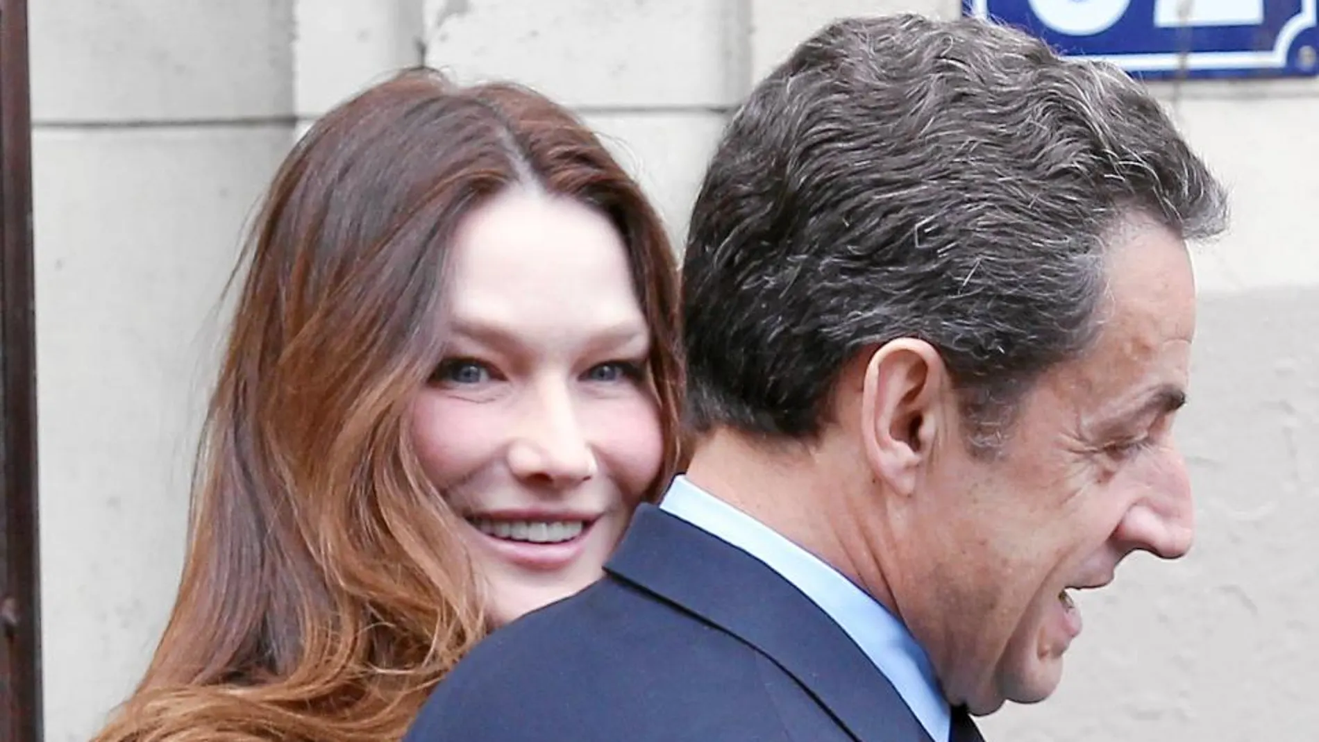 El ex presidente francés, junto a su esposa, Carla Bruni, por las calles de París