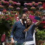Una pareja se realiza un «selfie» en uno de los famosos patios de Córdoba.