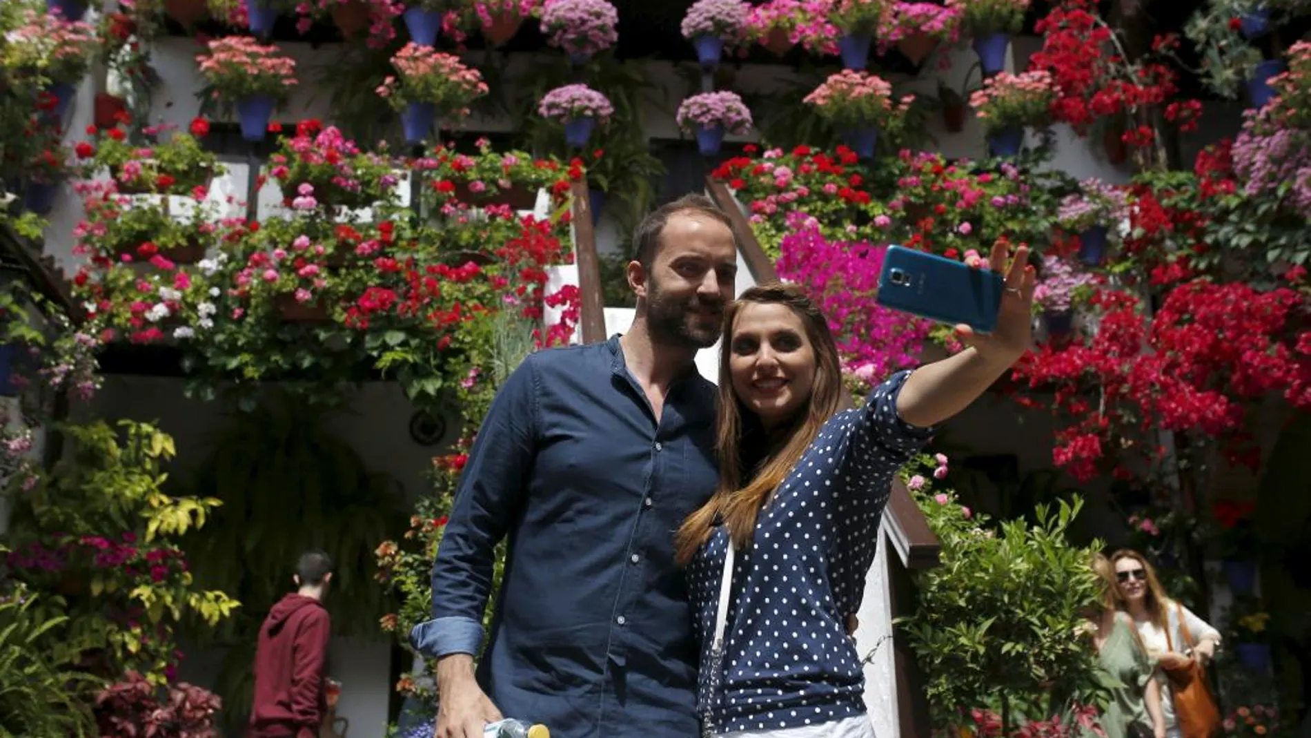 Una pareja se realiza un «selfie» en uno de los famosos patios de Córdoba.
