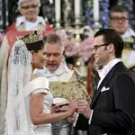 La princesa heredera Victoria de Suecia y Daniel Westling atienden durante la ceremonia religiosa en la que han contraído matrimonio